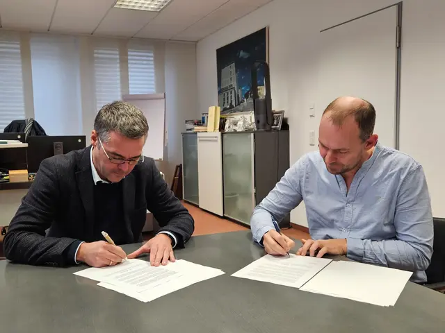 Andreas Widmann bei der Vertragsunterzeichnung mit Bürgermeister Thomas Herker. 