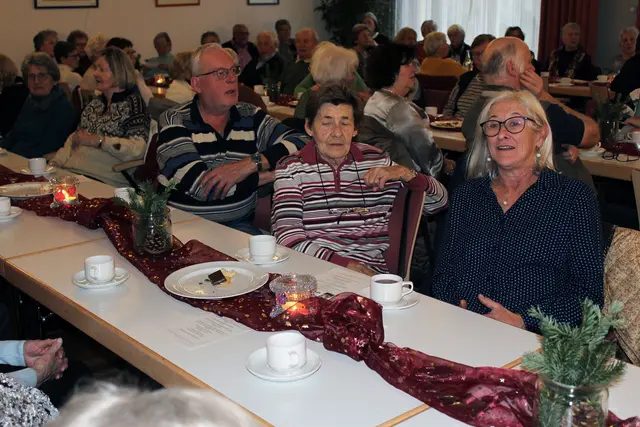 Zahlreiche Gäste genossen das weihnachtliche Programm im Hofbergsaal.
 | Foto: © Seniorenbüro