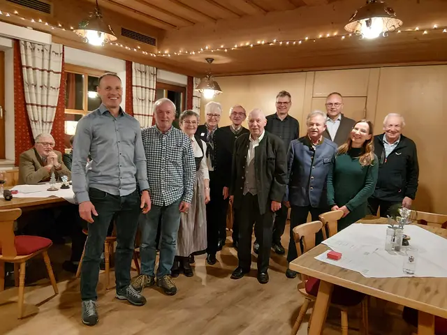 Auf dem Bild v.l.n.r. 
Markus Friedrich (2. Vorsitzender), Rainer Strathmann, Ingeborg Eichhorn, Hildegard Wagner, Robert Jantsch, Heinz Eichhorn, Wolfgang Schmeilzl, Klaus Hettwer, Roland Bergmeier (3. Vorsitzender), Karola Mayer (1. Vorsitzende), Jakob Kraft
 | Foto: DAV Pfaffenhofen-Asch