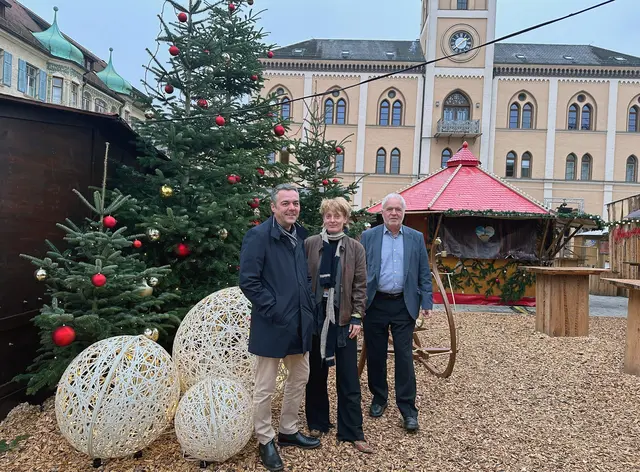 Paula van Well wohnte seit September im Flaschlturm und wurde nun offiziell verabschiedet. 
v.l.n.r. Bürgermeister Thomas Herker, Paula van Well und Kulturreferent Reinhard Haiplik  | Foto: Lena Schwärzli, Stadtverwaltung