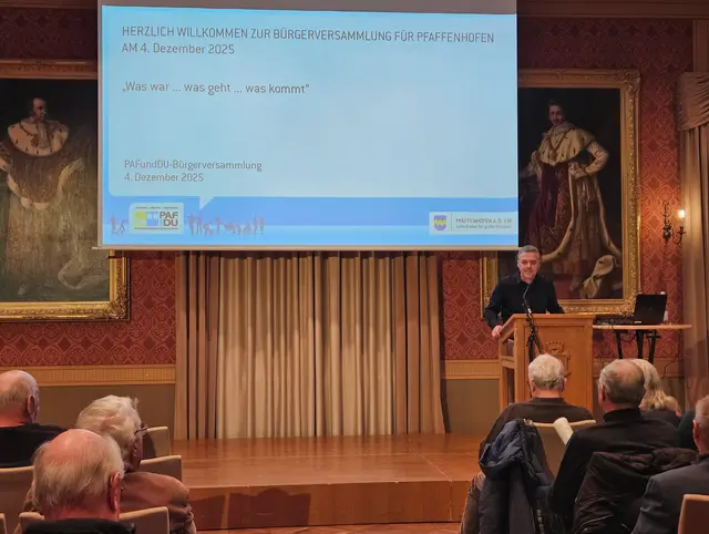 Bürgermeister Thomas Herker stand im Festsaal bei der letzten von vier Bürgerversammlungen in diesem Jahr Rede und Antwort. | Foto: Anja Lederer, Stadtverwaltung Pfaffenhofen a. d. Ilm