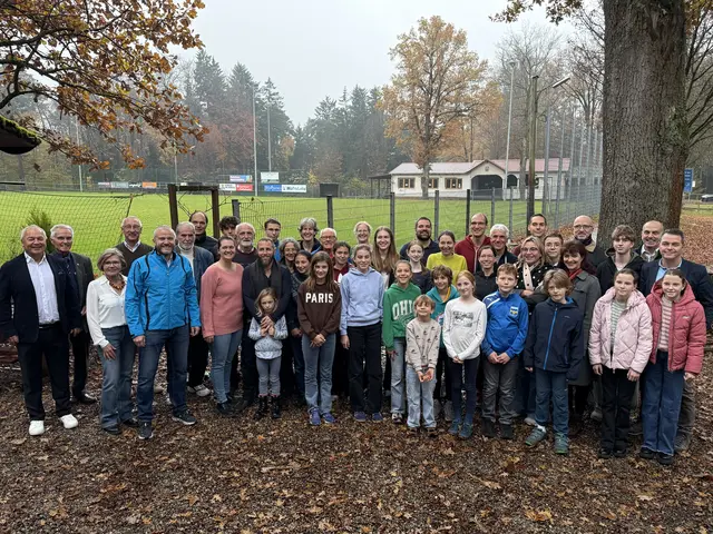 Von links: 1.MTV-Vorsitzender Helmut Reiter, Wolfgang Jahre (BLSV), Rekordhalterin Agnes Friedl (40x), Prüfer Ludwig Friedl, 2. MTV-Vorstand Dr.Matthias Streussnig. Von rechts Kreisrat Claus Staudhammer und MTV-Leichtathletikabteilungsleiter Sepp Kirzinger | Foto: Helmut Reiter