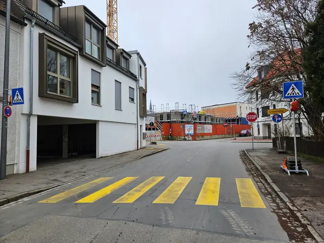 Der provisorische Zebrastreifen ermöglicht eine sichere Straßenüberquerung. 
