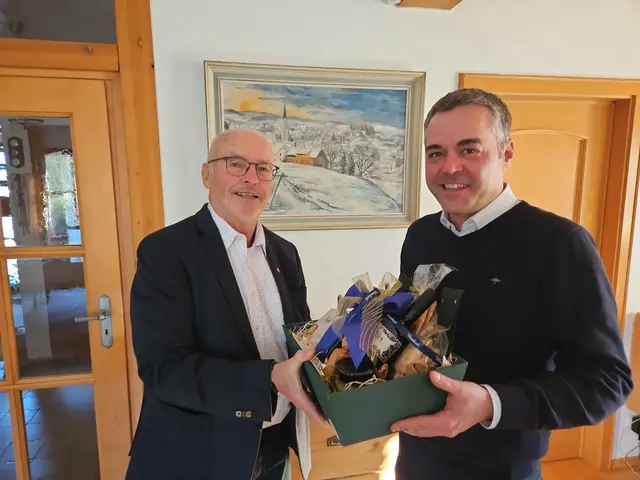 Bürgermeister Thomas Herker gratuliert Theo Abenstein zu seinem 80. Geburtstag.  | Foto: © Hans-Dieter Kappelmeier, Stadtverwaltung Pfaffenhofen