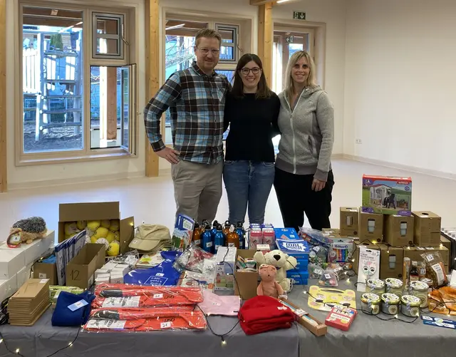 Organisatoren, Tina Hemauer, Regina König und Max Kemmner freuten sich über die rege Teilnahme an der Tombola.