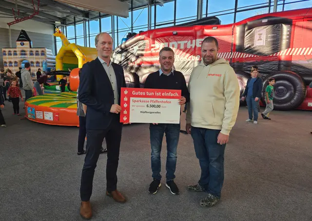 Tino Müller, Vorstandsvorsitzender der Sparkasse Pfaffenhofen, übergab einen Scheck über 6.500 Euro an Bürgermeister Thomas Herker. (von links: Tino Müller, Thomas Herker, Andreas Eder)  | Foto: © Nadin Klier, Stadtverwaltung