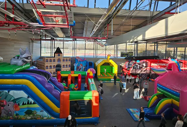 Bunte Hüpfburgen und viele weitere Spielmöglichkeiten warten noch bis Dienstag auf die Kinder.  | Foto: © Nadin Klier, Stadtverwaltung