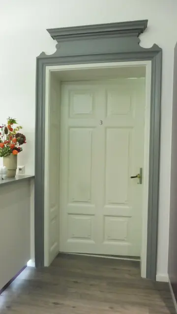 Ein historischer Türstock der Zahnarztpraxis im Müllerbräu-Verwaltungsgebäude