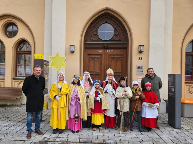 Bürgermeister Thomas Herker gemeinsam mit den Sternsingern und Stadtrat Richard Fischer vor dem Rathaus.
 | Foto: © Stadtverwaltung Pfaffenhofen a. d. Ilm, Lena Schwärzli