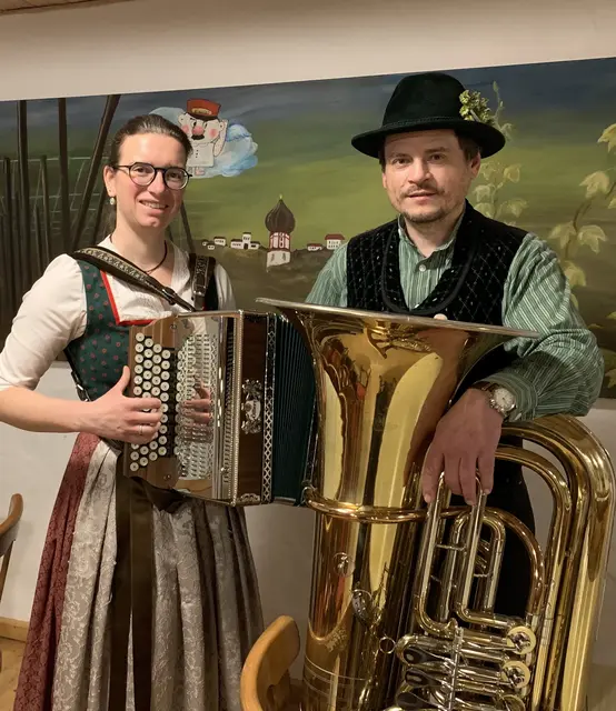Viktoria und Matthäus Zäch spielen auf Ziach und Tuba schneidige Lieder beim Hoagarten in Pörnbach auf. 