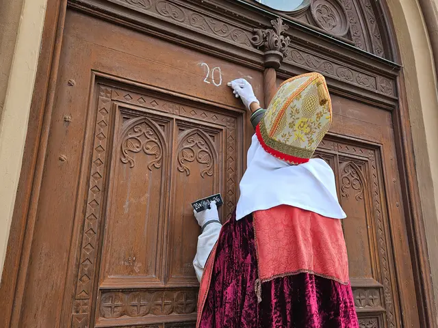 Auch an der Rathaustür brachten die Sternsinger ihr Kreidezeichen „20*C+M+B+26“ an.  | Foto: © Stadtverwaltung Pfaffenhofen a. d. Ilm, Lena Schwärzli