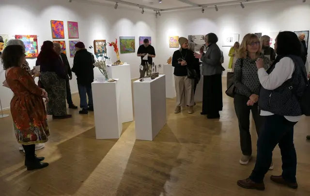 Zahlreiche Kunstinteressierte waren zur Vernissage erschienen. | Foto:  Cornelia Paulsen-Knop