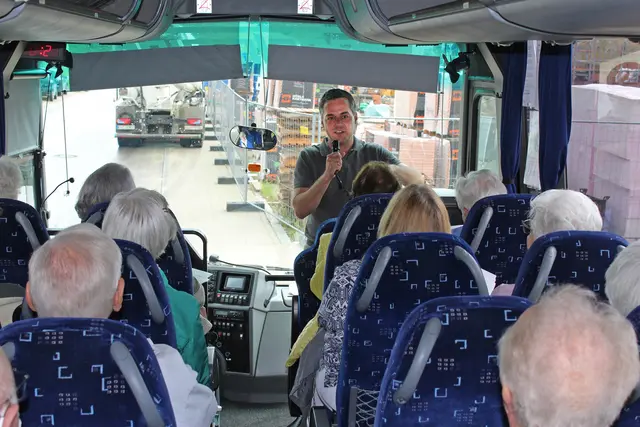 Bürgermeister Thomas Herker erklärt die neuesten Entwicklungen bei einer Stadtrundfahrt. | Foto: Seniorenbüro