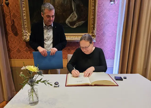 Mit der Bronzenen Stadtmedaille wurden Brigitte Menacher und Rudi Schuhmann ausgezeichnet. Sie trugen sich in das goldene Buch der Stadt ein. 