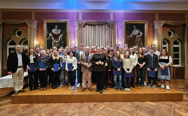 Gruppenbild aller anwesenden Sportler gemeinsam mit Bürgermeister Thomas Herker, Sportsgremiums-Vorsitzendem Martin Rohrmann und Sportreferent Adolf Lohwasser.