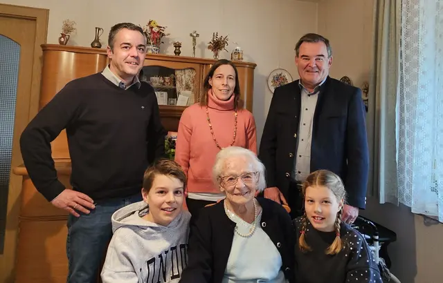Das Esszimmer war gefüllt mit Gratulanten: hinten v.l.n.r. Bürgermeister Thomas Herker, Enkelin Anna Kauf, Landrat Albert Gürtner, vorne: Maria Bäuml mit ihren Urenkeln Benedikt und Emma. 