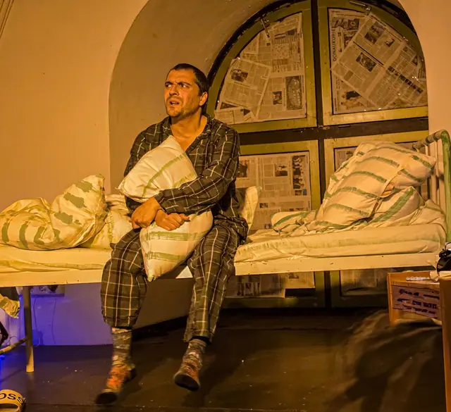 Benjamin Dami spielt den Schlaflosten im Theaterstück „Schlimme Nacht“.  | Foto: © Jens Rohrer