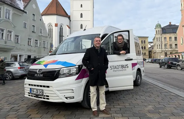 Bürgermeister Thomas Herker und Geschäftsführer der Stadtbus Pfaffenhofen a. d. Ilm GmbH Alexander Schneider freuen sich auf die Testphase.  | Foto: Stadtbus GmbH