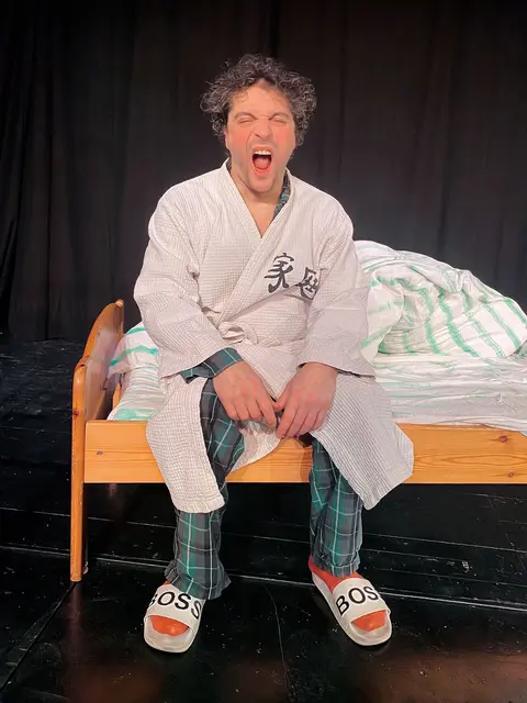 Benjamin Dami überzeugt als Schlafloser im Theaterstück „Schlimme Nacht“.