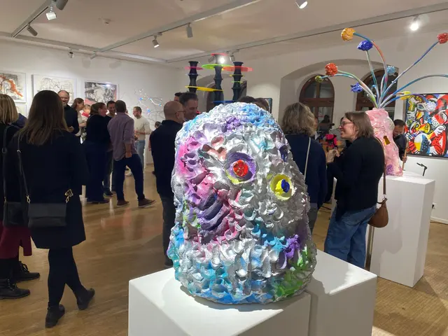 Zahlreiche Kunstinteressierte kamen zur Ausstellungseröffnung.