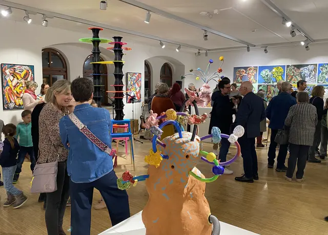 Farbenreiche Bilder von Simonyi finden sich neben bunten Skulpturen von Wurm.