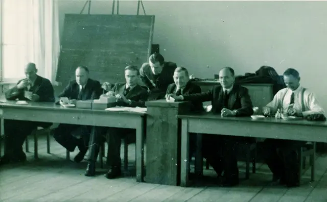Blick in ein Wahllokal in den frühen 1950er-Jahren  | Foto: Stadtarchiv Pfaffenhofen