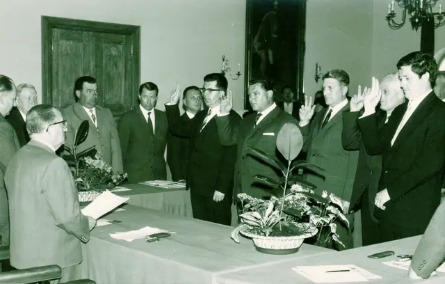 Vereidigung der neuen Stadträte 1966 durch Bürgermeister Jakob Sanwald: Hans Findel, Max Heckmeier, Ludwig Krammer, Josef Scherer, Willihard Kolbinger (v. li.) | Foto: Stadtarchiv Pfaffenhofen