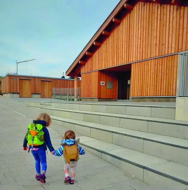 Kinder auf dem Weg in die Kita „Am Hopfastadl“. 