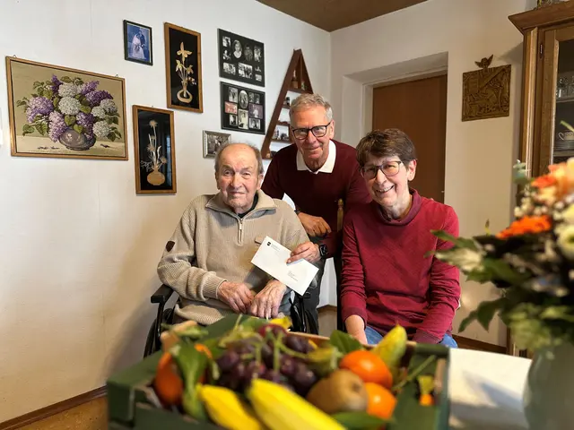 Sebastian Speth freute sich über den Besuch an seinem 95. Geburtstag: v.l.n.r. Sebastian Speth, Zweiter Bürgermeister Roland Dörfler, Tochter Elisabeth Eidner. 