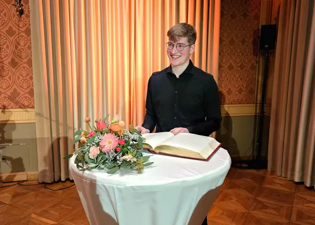 Quirin Meinersmann beim Eintrag in das Goldene Buch der Stadt.
 | Foto: © Stadtverwaltung Pfaffenhofen a. d. Ilm, Anja Lederer