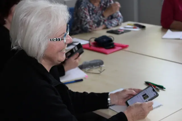 Mit viel Spaß und Schritt für Schritt zur besseren Bedienung des eigenen Smartphones. 
 | Foto:  Seniorenbüro
