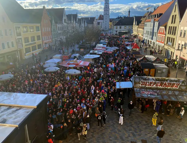 Trotz des wechselhaften Wetters ließen sich die Pfaffenhofenerinnen und Pfaffenhofener das Faschingstreiben nicht entgehen. | Foto:  © Stadtverwaltung