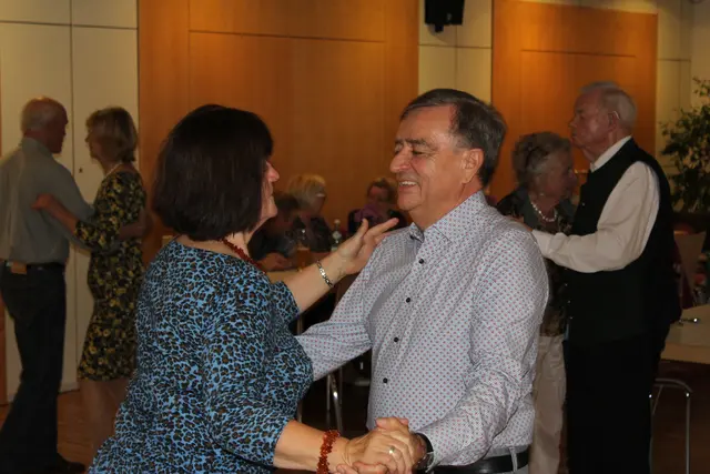 Tanzen, egal ob in der Gruppe oder zu zweit, verbindet die Förderung der Gesundheit mit Geselligkeit.  | Foto: © Seniorenbüro