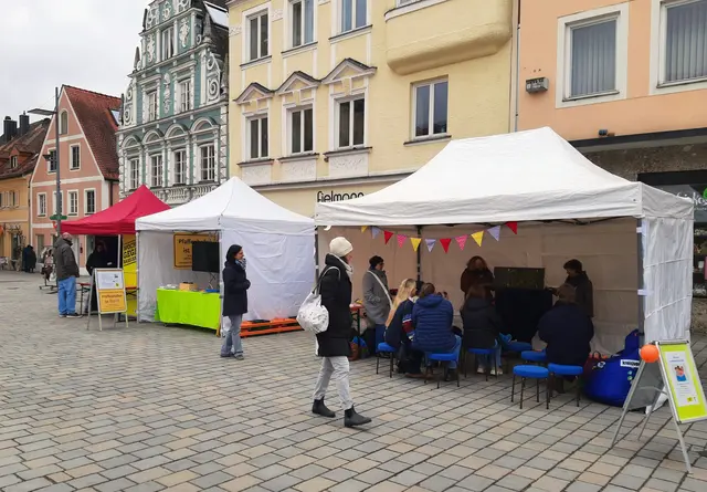 Den Auftakt der Wochen gegen Rassismus in Pfaffenhofen bilden verschiedene Infostände sowie der Geschichten-Pavillon auf dem Hauptplatz.  | Foto: Stadtverwaltung Pfaffenhofen a. d. Ilm, Frauke Schneider-Lingnau
