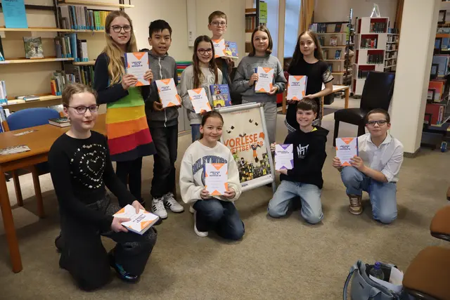 Alle Teilnehmer des Vorlesewettbewerbs erhielten eine Urkunde und ein Buchgeschenk | Foto: E. Brendel