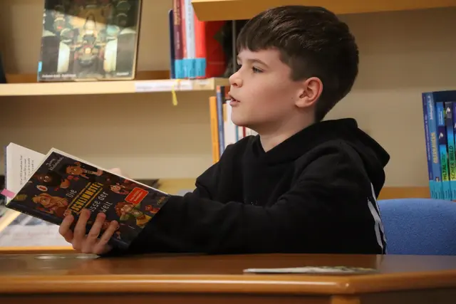 Landkreissieger Dean Nothaft liest aus Juma Kliebenstein: Die schlimmste Klasse der Welt | Foto: M. Brendel