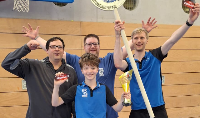 Abteilungsleiter Thomas Freitag (hinten) freut sich mit dem Siegerteam David Aschauer, Simon Steininger und Thorge Boerma