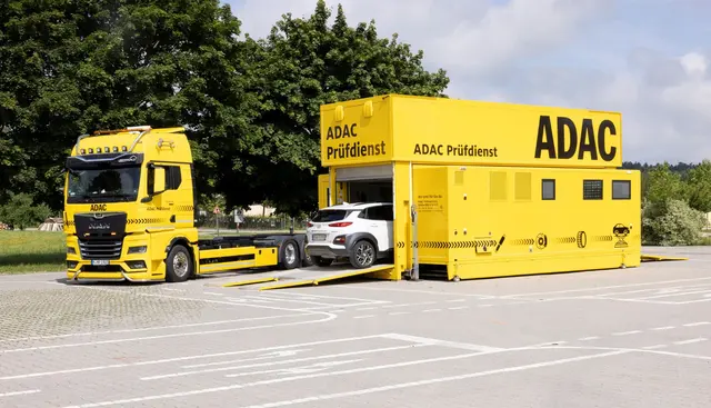 Der Mobile Prüfdienst des ADAC Südbayern tourt durch das gesamte Regionalclubgebiet und ermöglicht allen Autofahrern das frühzeitige Aufdecken von Mängeln an ihrem Fahrzeug. | Foto: Richard Kienberger