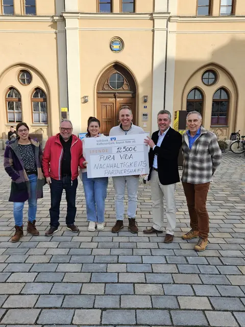 Von links: Veronika Seitz (Projektleiterin der Nachhaltigkeitspartnerschaft der Stadt Pfaffenhofen), Markus Käser (Co-Vorsitzender "Pfaffenhofener Land"), Kinga und Klaus Wildmoser (Rösterei "Fausto"), Bürgermeister Thomas Herker und Joseph Amberger (Projektleiter der Bodenallianz).  | Foto: Kathrin Meier, Stadtverwaltung