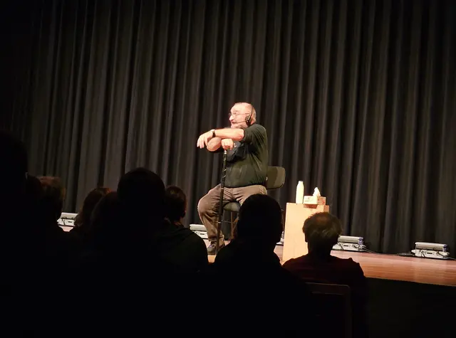 Foto 2: Sigi Zimmerschied stellte im Festsaal sein Programm „Kein Thema. Eine deutsche Antwort“ vor.  | Foto: © Stadtverwaltung Pfaffenhofen a. d. Ilm, Lena Schwärzli