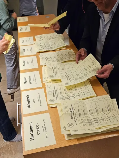 Um 18 Uhr wurden die Urnen im Wahllokal im Rathaus geöffnet und die Auszählung begann. 