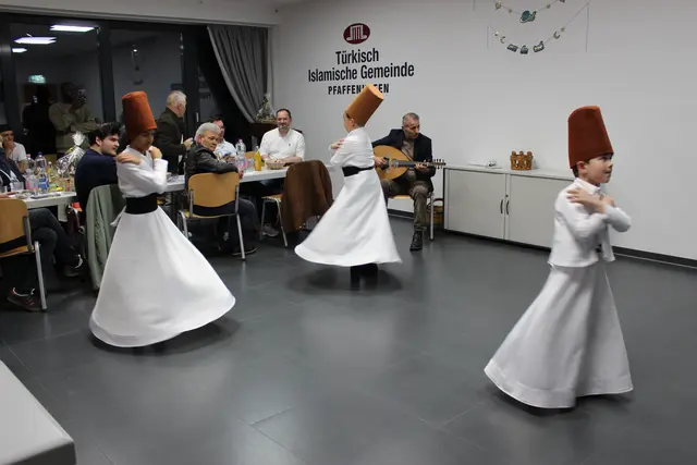 Als junge Derwische traten Sefa, Ömer und Berat beim Fastenbrechen auf. Ihr Lehrer war Imam Coskun Öztürk, der sie auf der Ud, einer orientalischen Kurzhalslaute, musikalisch begleitete.  