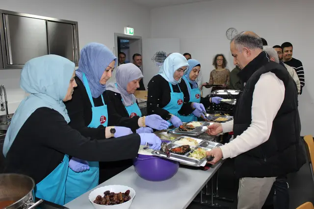 Essensausgabe beim Fastenbrechen