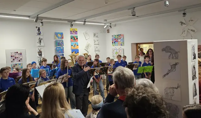 Foto 1: Reinhard Haiplik eröffnete die Vernissage; im Hintergrund die Bläserklasse der Georg-Hipp-Realschule.  | Foto: © Stadtverwaltung Pfaffenhofen a. d. Ilm, Nadin Klier