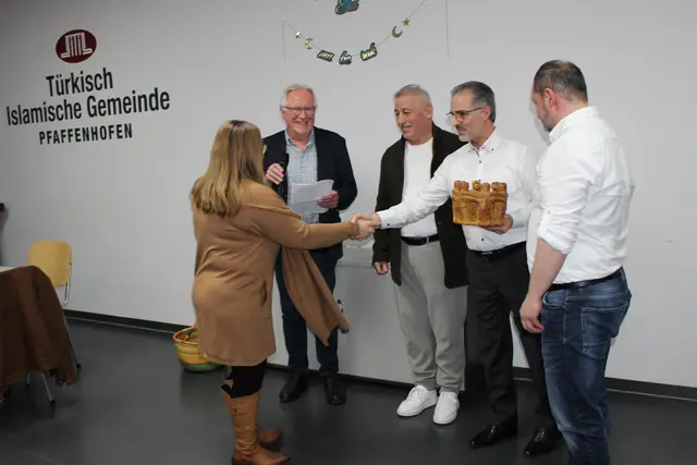 Friedenstänzer“ als Gastgeschenk überreichten die IKVP-Vorsitzende Marita Emrich und Sepp Steinbüchler (von links) an die ehemaligen Ditib-Vorsitzenden Recep Bal, Ali Tekin und den neuen Vorsitzenden Seyfettin Kilic.