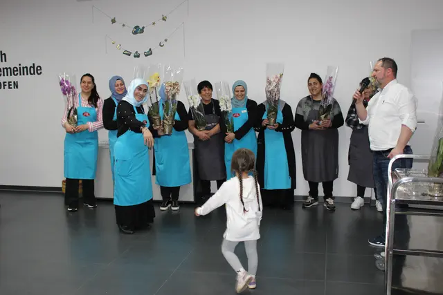 Die Frauen haben die Gäste beim Fastenbrechen wieder bestens bekocht und bewirtet. Dafür bedankte sich der Ditib-Vorsitzende Seyfettin Kilic (rechts) mit Orchideen.