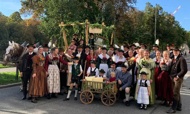 Teilnehmer der Pfaffenhofener Trachtler beim Oktoberfestzug in München 2025. | Foto: Gebirgs- und Volkstrachtenverein Ilmtaler Pfaffenhofen e. V.