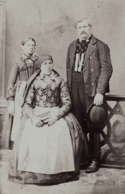 Familie in alter Tracht (Ende 19. Jahrhundert) | Foto: Stadtarchiv Pfaffenhofen