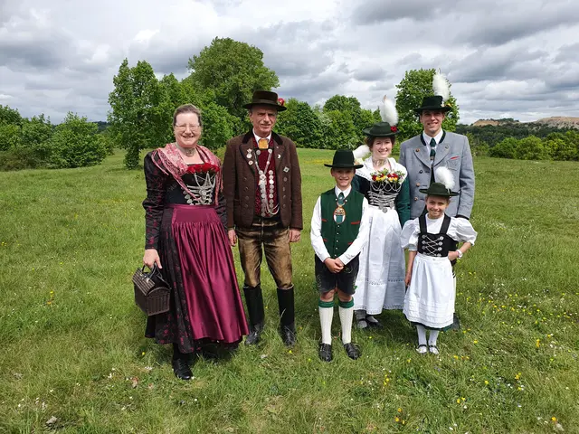 Holledauer Volkstracht, Gebirgstracht der Plattler und Jugendtracht der Pfaffenhofener Trachtler. | Foto: Gebirgs- und Volkstrachtenverein Ilmtaler Pfaffenhofen e. V.