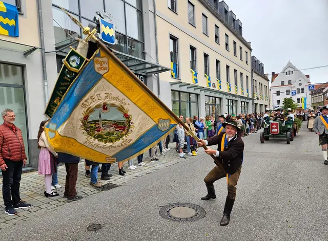 Manfred Reisner schwingt die Fahne der Trachtler beim Volksfestauszug. | Foto: Gebirgs- und Volkstrachtenverein Ilmtaler Pfaffenhofen e. V.